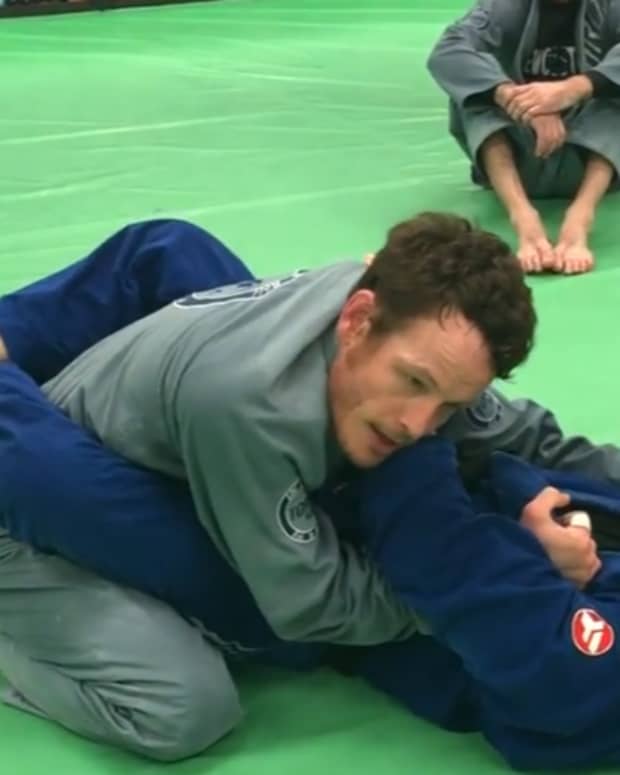 How To Perform The Rear Naked Choke To Submission KO HowTheyPlay