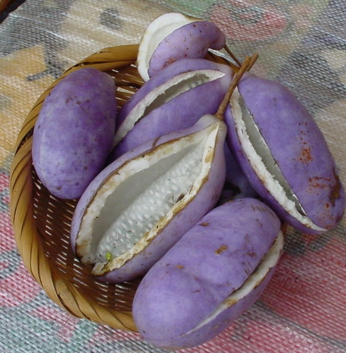 Фиолетовый фрукт с косточками