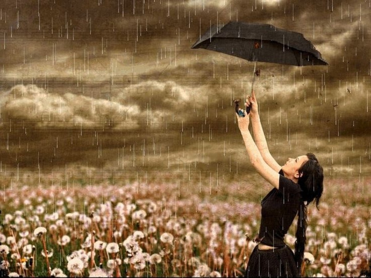 Счастливая девушка под дождем