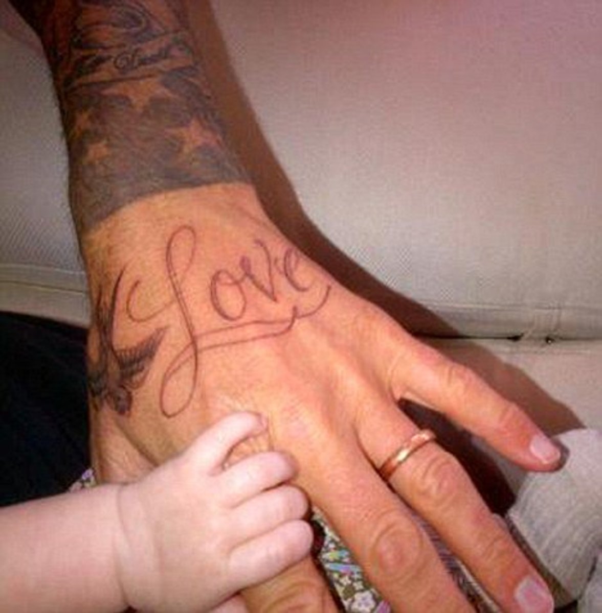 Татуировки на левой руке, с именем
