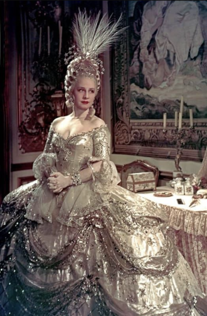 Best Gold Costumes Dresses From Period Movies Reelrundown