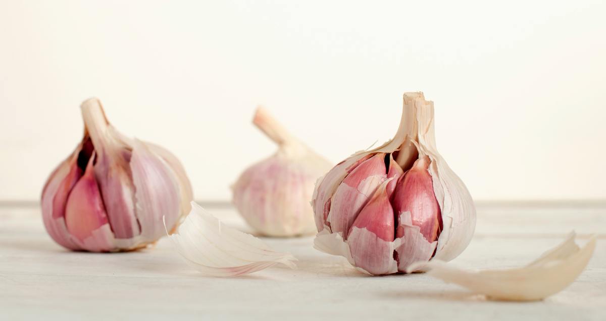 Man S Hack For Peeling Garlic Is Nothing Short Of Brilliant