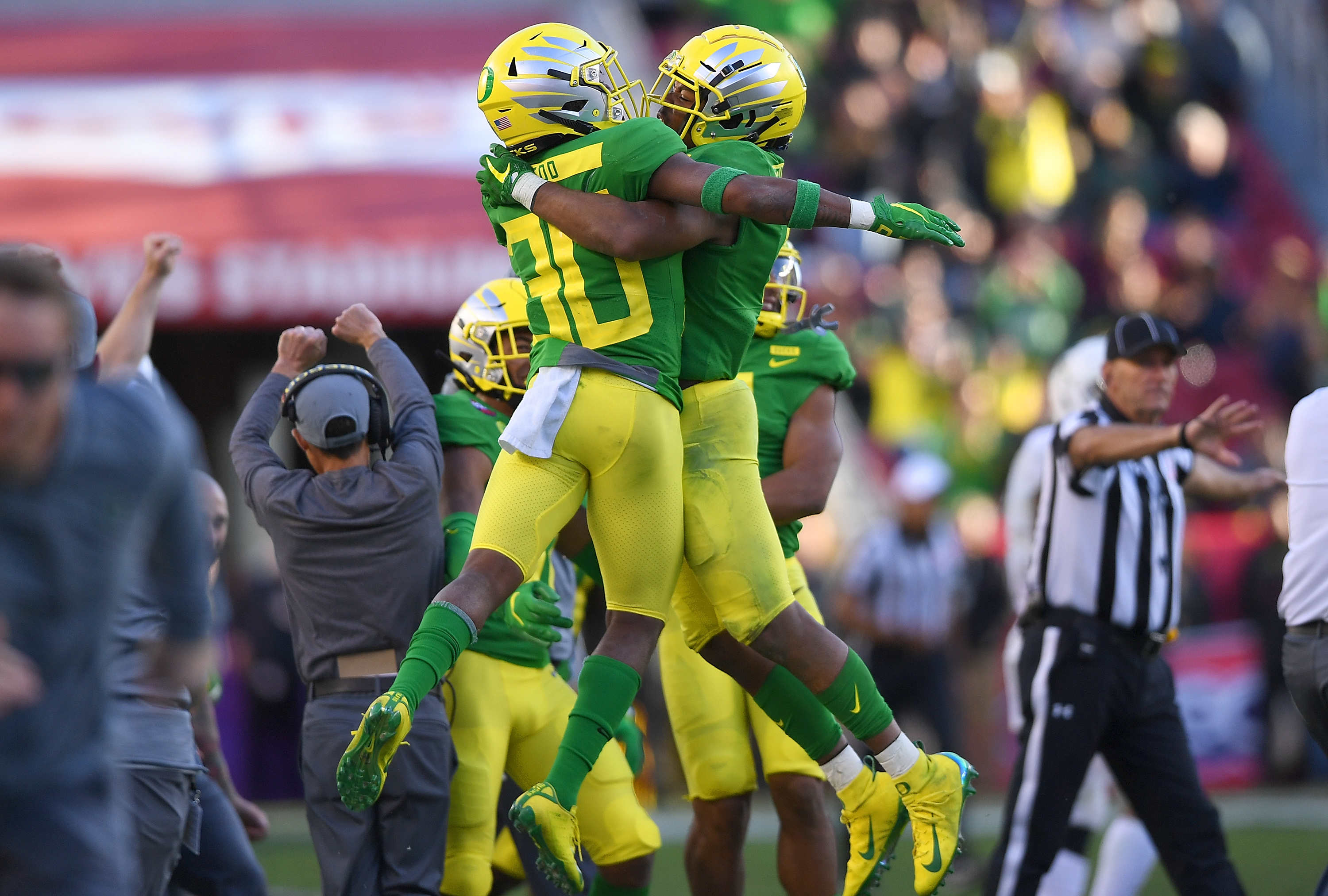 Oregon Reveals Hunter-Green and Yellow Uniform Combination for Game vs