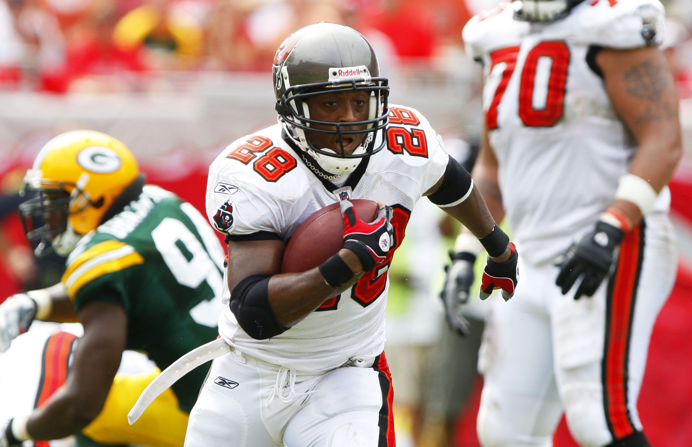 Former Bucs RB Warrick Dunn Still Changing Lives for Single Moms