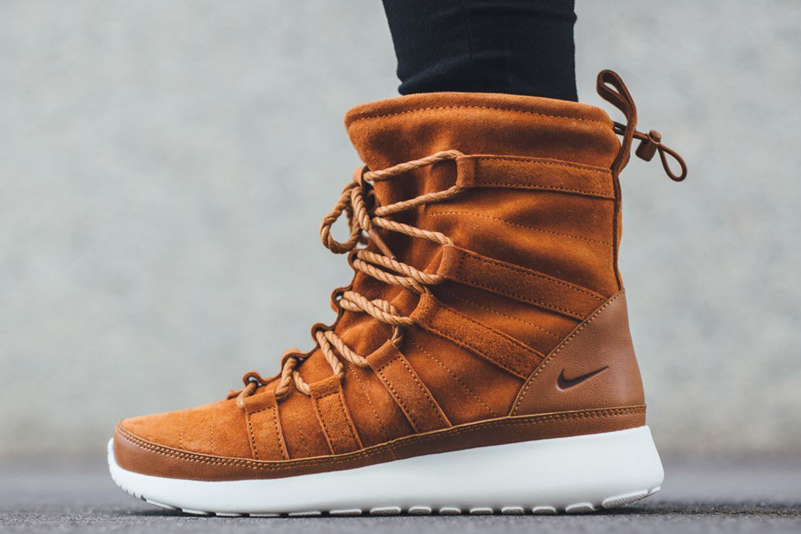 Can Nike's WMNS Roshe One Hi Boot End 