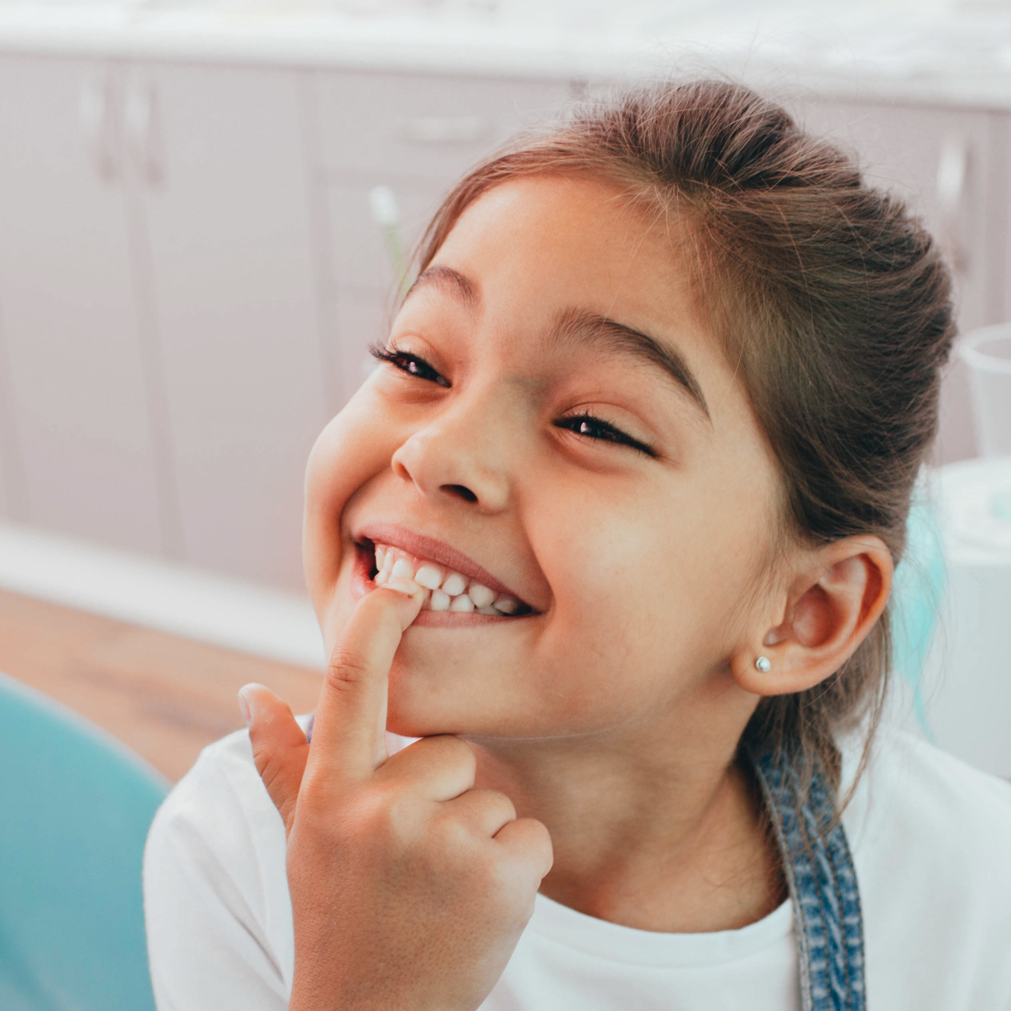 Почему ребенок скрипит зубами 4 года. Фото зубов которые дети скрипят зубами.. Как выглядит парез зубы у ребенка. После кашля ребенок скрегочит зубами.
