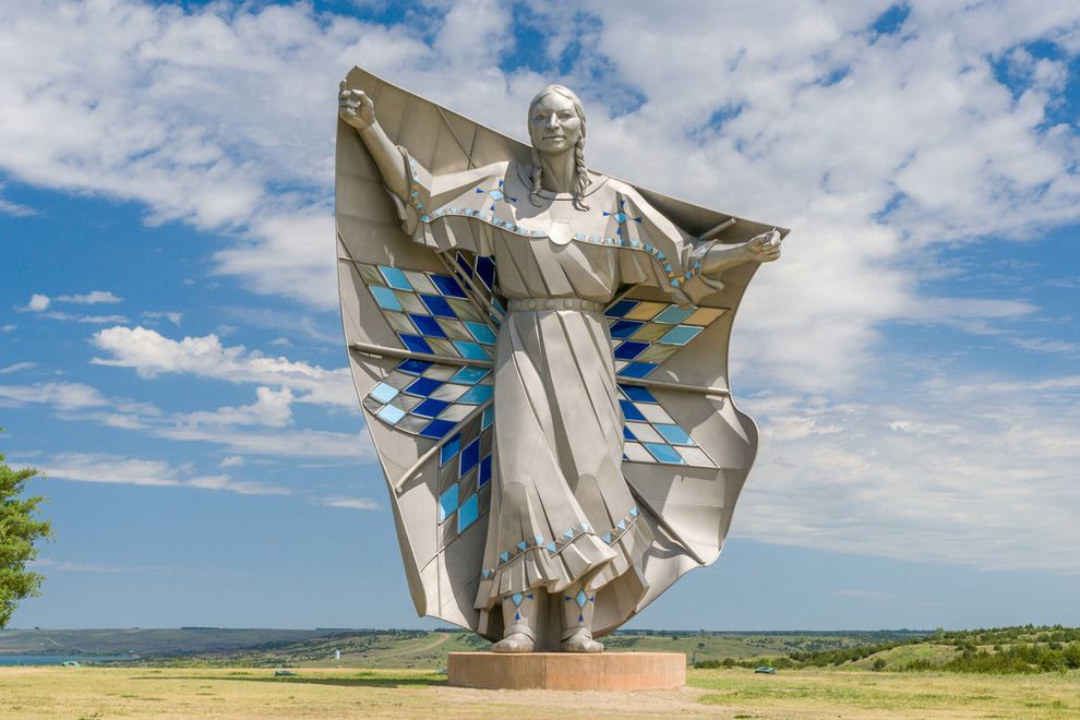'Dignity' Sculpture adorns the South Dakota skyline since 2016