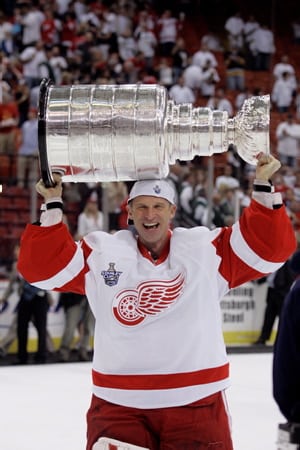 Red Wings goalie Dominik Hasek retires following Cup triumph