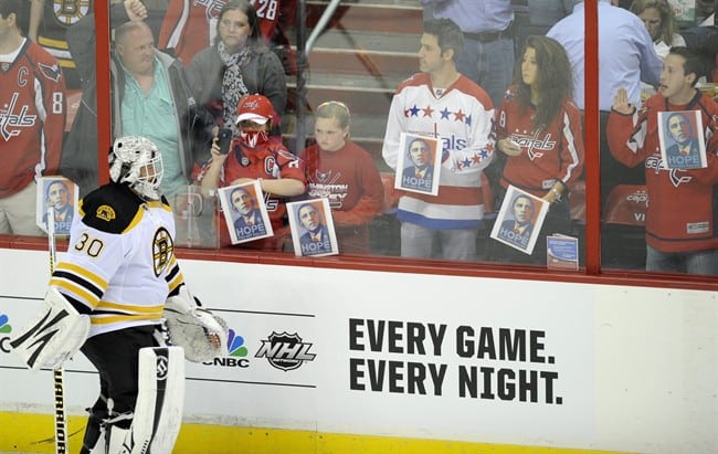 Capitals' fans taunt Bruins goalie Tim Thomas for skipping White House visit in January cover image