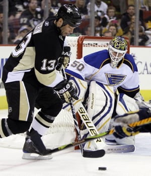 Kyle Wellwood's goal and assist help lead Leafs over Blue Jackets 4-2
