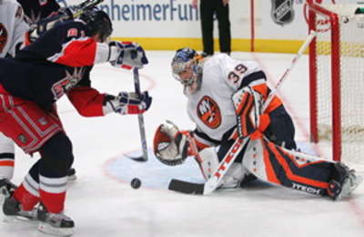 Lundqvist's stop in shootout earns Rangers 2-1 win over Islanders