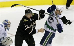 Daniel, Henrik Sedin score power-play goals in Canucks' 4-1 victory over Stars