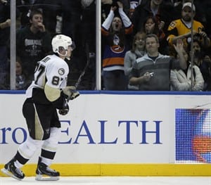 His streak is over, but Crosby remains showcase attraction at the Winter Classic