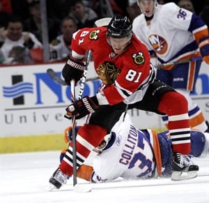 Hossa has big night as Chicago Blackhawks beat New York Islanders 5-0