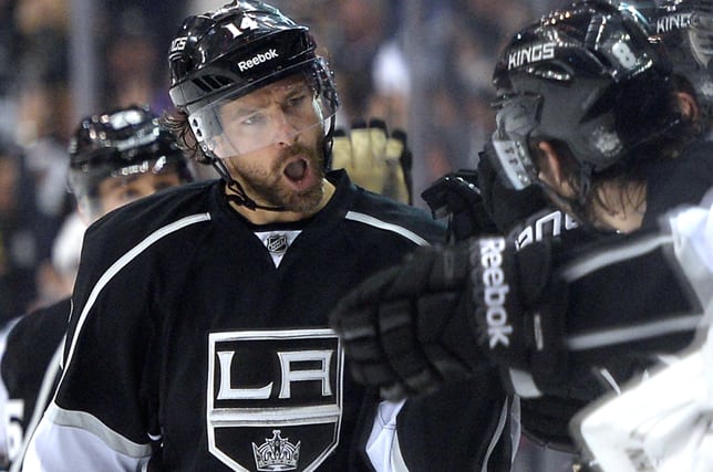 Should this Los Angeles Kings goal have counted? Absolutely not cover image