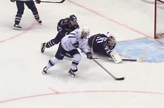 KHL goaltender makes huge stick save on attempt at wide-open net