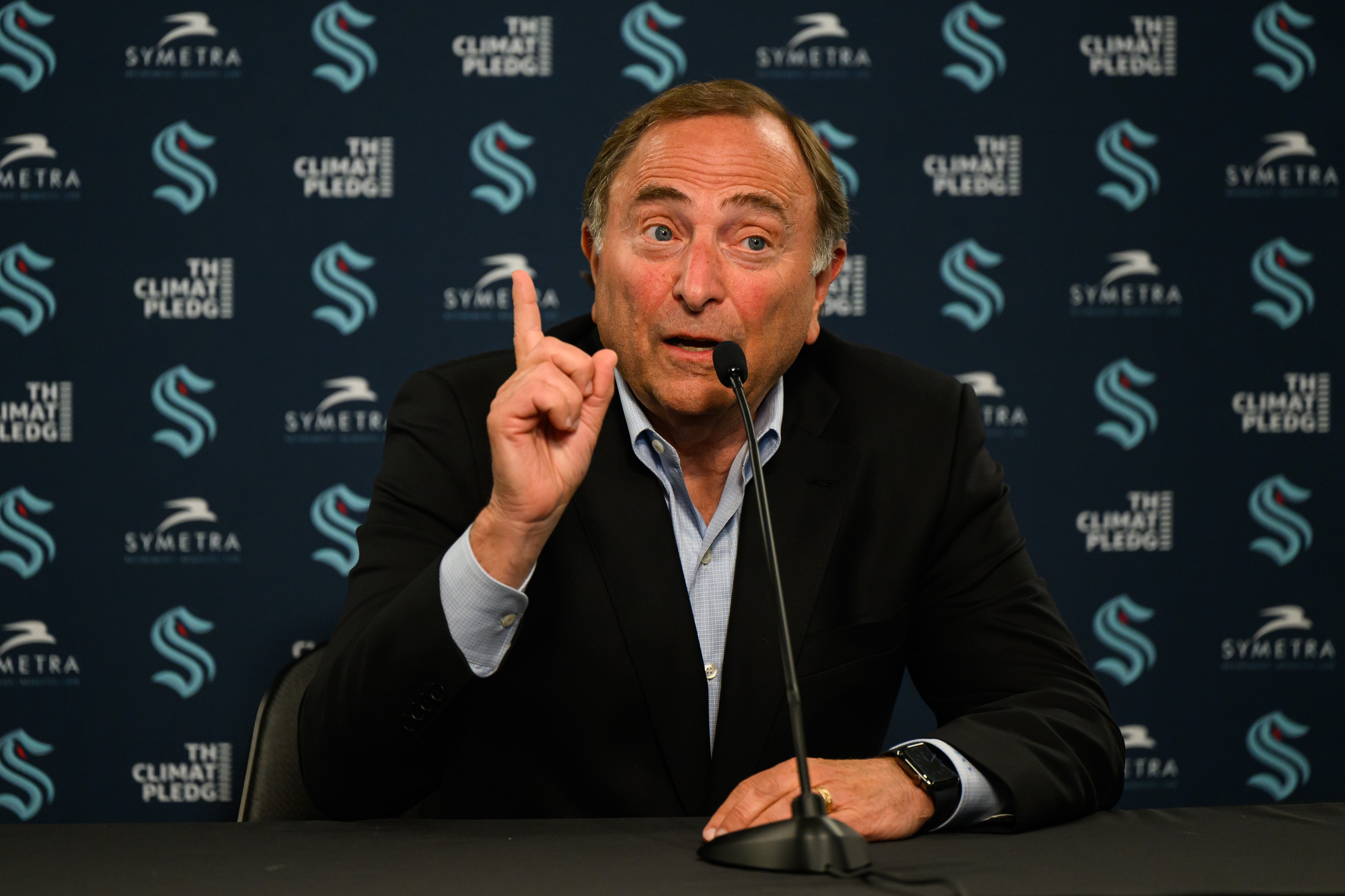 USA Today - Fans to Bettman: Talk to Quenneville, but not Bowman.