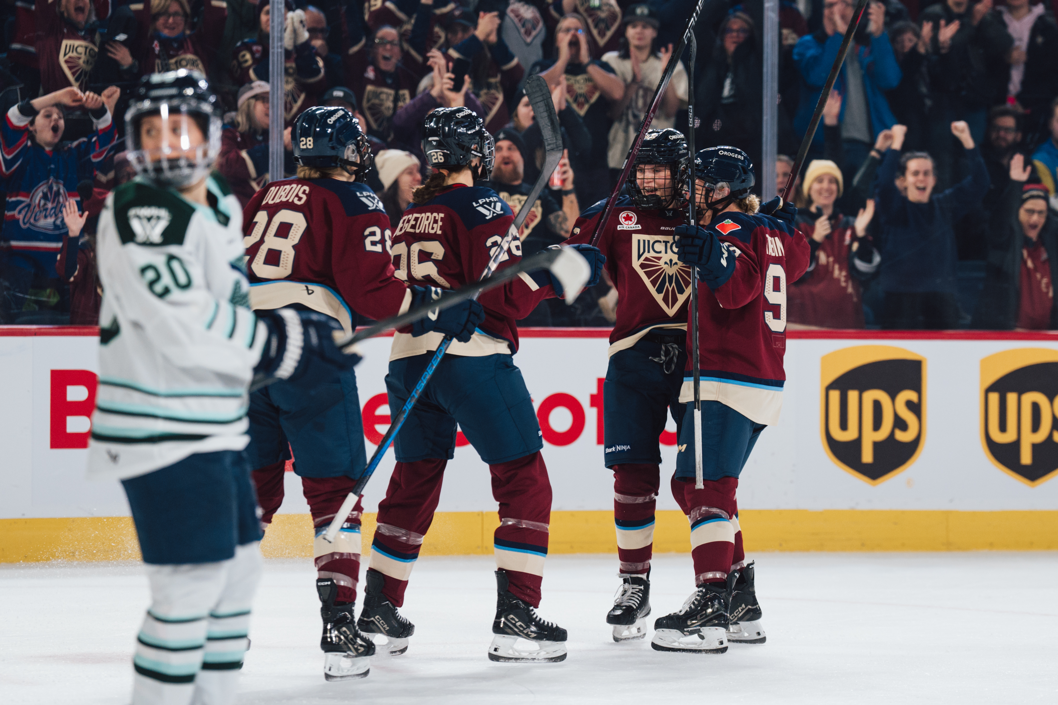 Photo @ PWHL - Victoire Fueled By Raucous Crowd And Punishing Physical Play