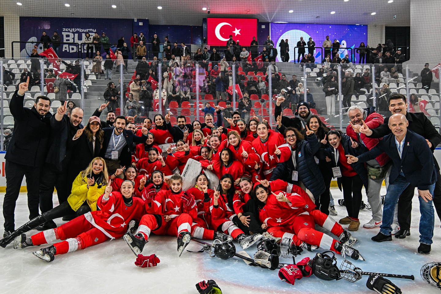 Photo @ Türkiye Buz Hokeyi Federasyonu - Turkey Earns Promotion At U-18 Worlds
