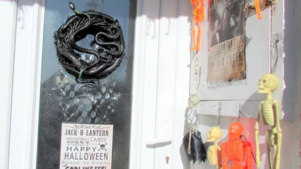 halloween-decorations-how-to-make-a-wreath-for-your-scary-creepy-diy-outdoor-display-spooky