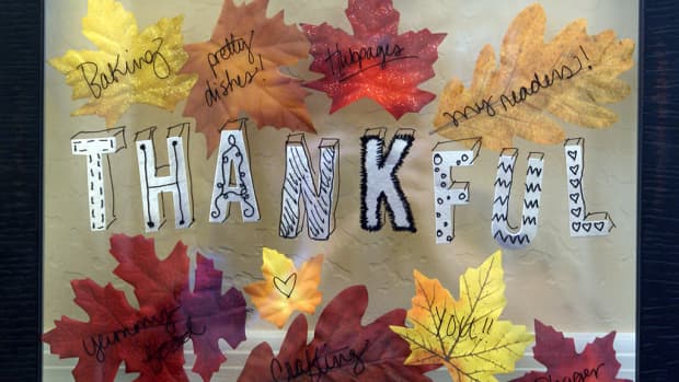 diy-thanksgiving-dry-erase-thankful-board-with-fake-leaves