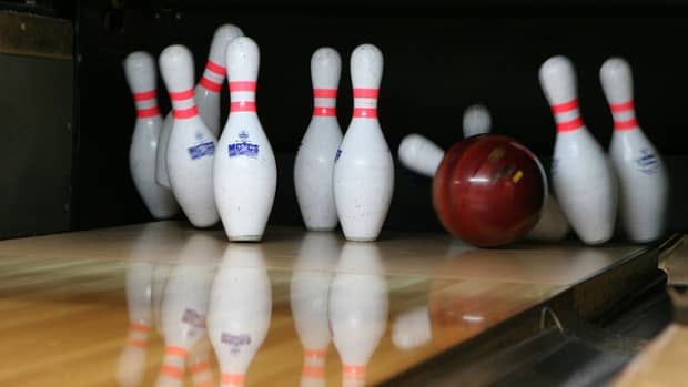 dont-look-at-the-pins-bowling-tips-for-beginners