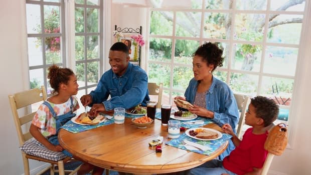 family-dinner-table-manners-for-children