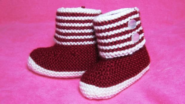 free-knitting-pattern-boot-style-red-and-white-baby-booties