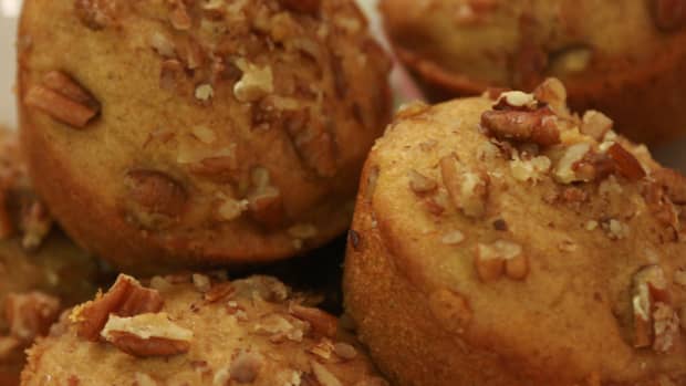 pumpkin-muffins-with-pecans