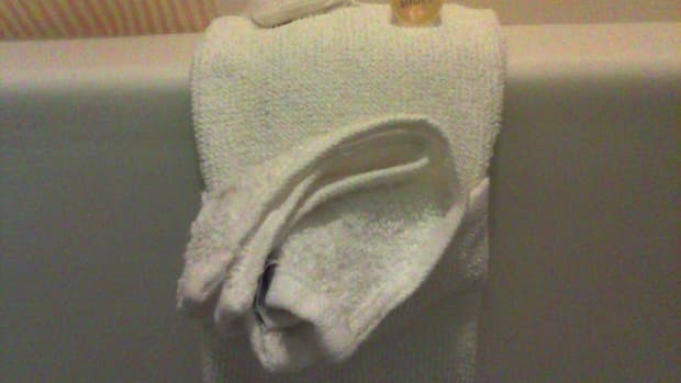 towel-origami-making-a-fancy-towel-with-a-pocket-for-house-guests