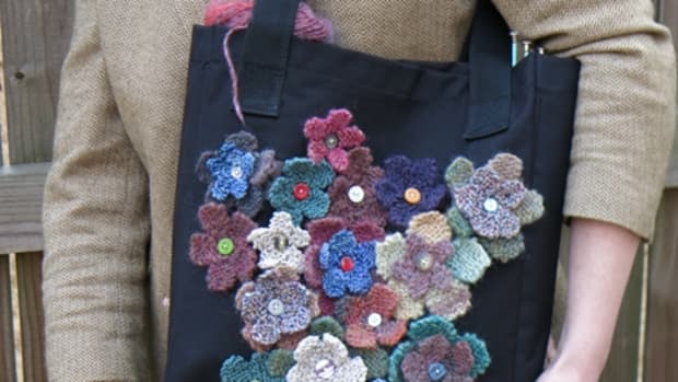 free-knitting-pattern-knit-a-field-of-flowers-to-decorate-and-recycle-a-tote-bag