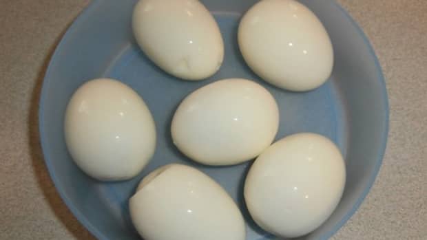 easiest-way-to-peel-a-hard-boiled-egg