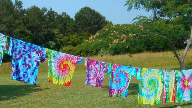 how-to-tie-dye-t-shirts-with-kids-a-fun-summer-activity