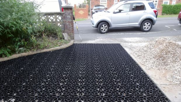 laying-plastic-stability-grids-for-gravel-driveways