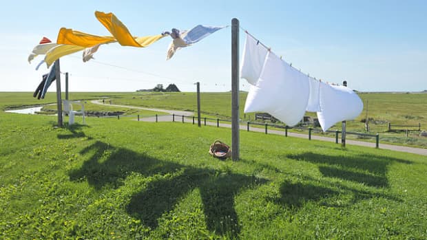 how-to-wash-laundry-without-electricity