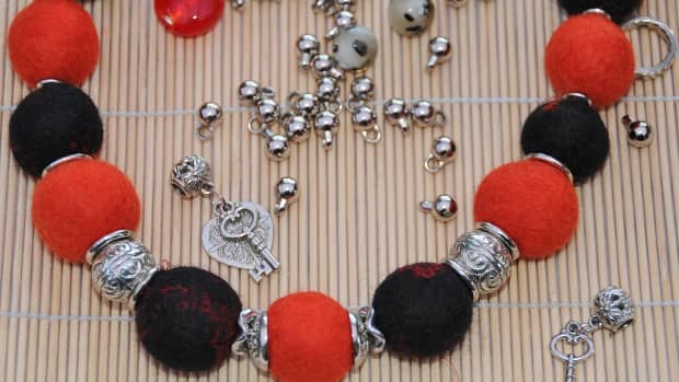 turn-on-the-charm-with-this-easy-diy-felt-necklace