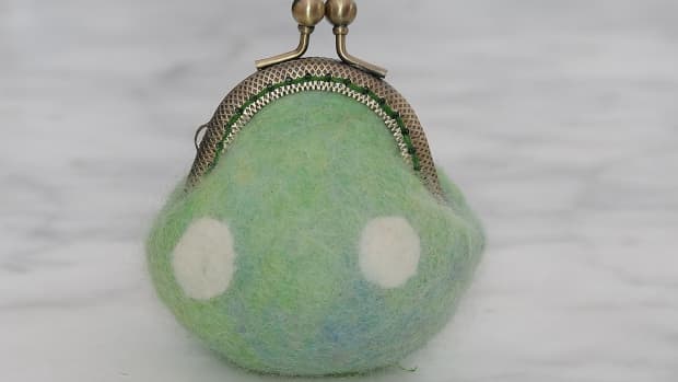 fabulous-felt-how-to-make-a-tiny-wet-felted-coin-purse-a-free-tutorial