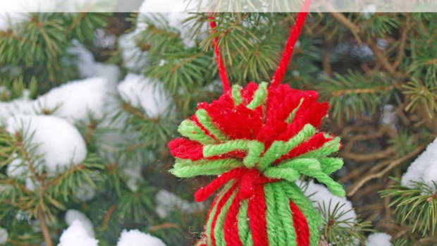 yarn-hat-ornament-made-with-recycled-toilet-paper-rolls-craft-tutorial