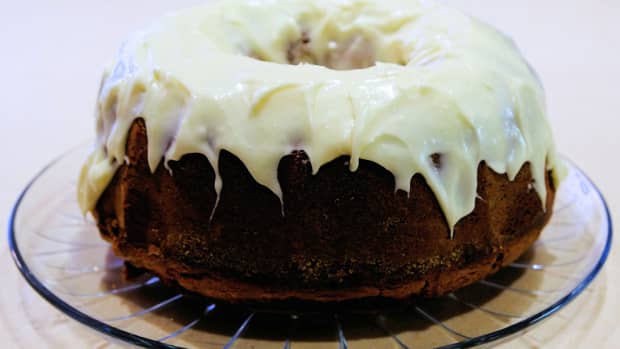 thanksgiving-spice-cake-with-maple-frosting