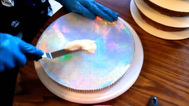 cake-decorating-basics-how-to-crumb-coat-a-cake