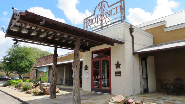 rio-ranch-restaurant-texas-hill-country-ambiance-in-houston