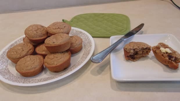 vegan-applesauce-raisin-muffins