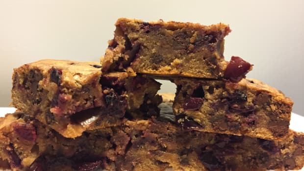 fresh-cherry-blonde-brownies-with-chocolate-chips