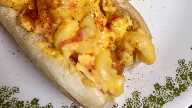 gourmet-hot-dog-crab-mac-n-cheese-dog