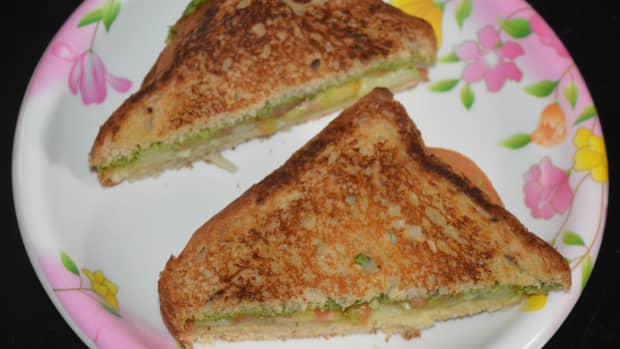 making-green-coriander-chutney-bread-sandwich