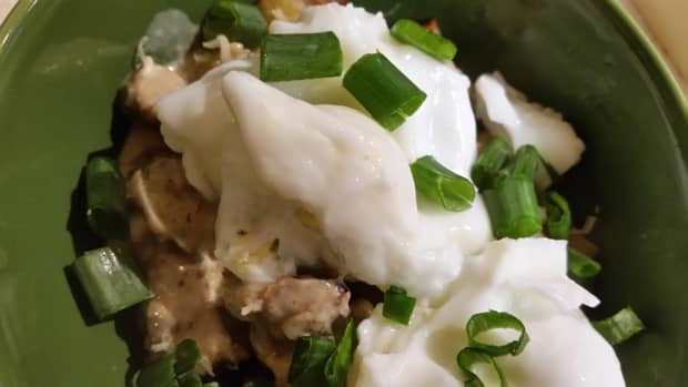 hearty-bowl-recipe-for-potatoes-sausage-gravy-and-poached-eggs