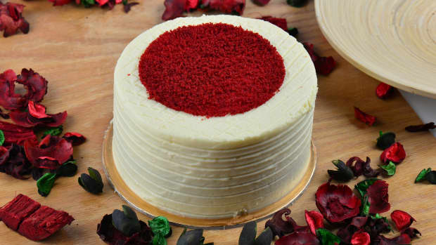 the-great-frosting-debate-how-to-frost-a-red-velvet-cake