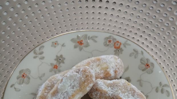almond-flour-crescents-kourabiedes-greek-shortbread-biscuit