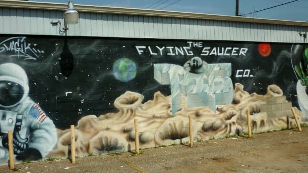 the-flying-saucer-pie-company-mural-and-exploring-mars