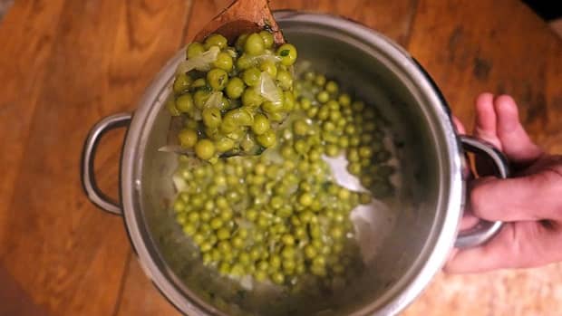 braised-canned-peas-with-odds-and-ends